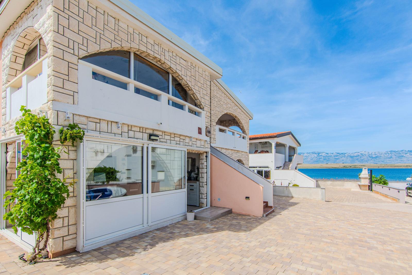 Steinhaus mit Terrasse und Blick auf das Meer