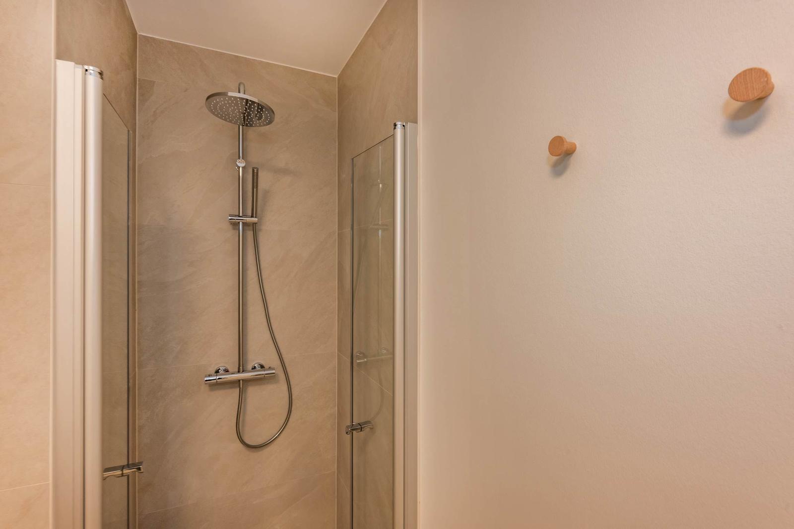 Duschkabine mit Duschbrause und Glaswand