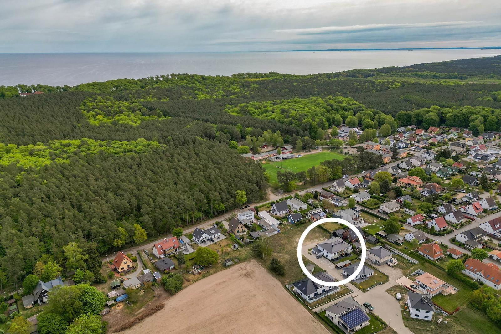 Haus mit Garten in ruhiger Wohngegend nahe Wald und See.