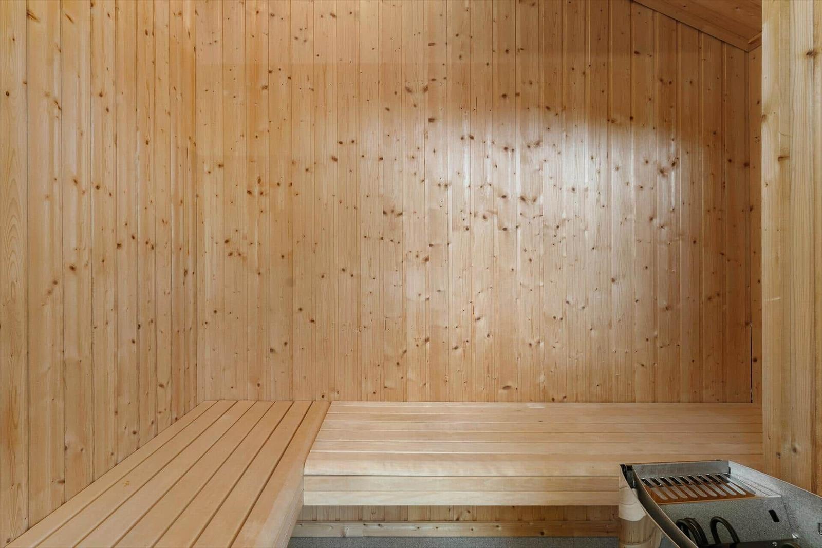 Holzsauna mit Sitzbänken und Heizung