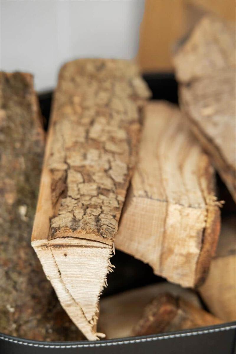 Ein Korb mit frischem Brennholz für den Kamin.