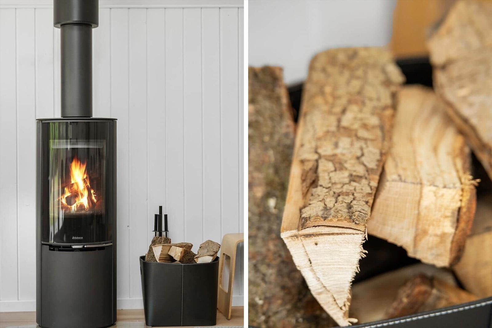 Moderne Feuerstelle mit Brennholz im Wohnbereich.
