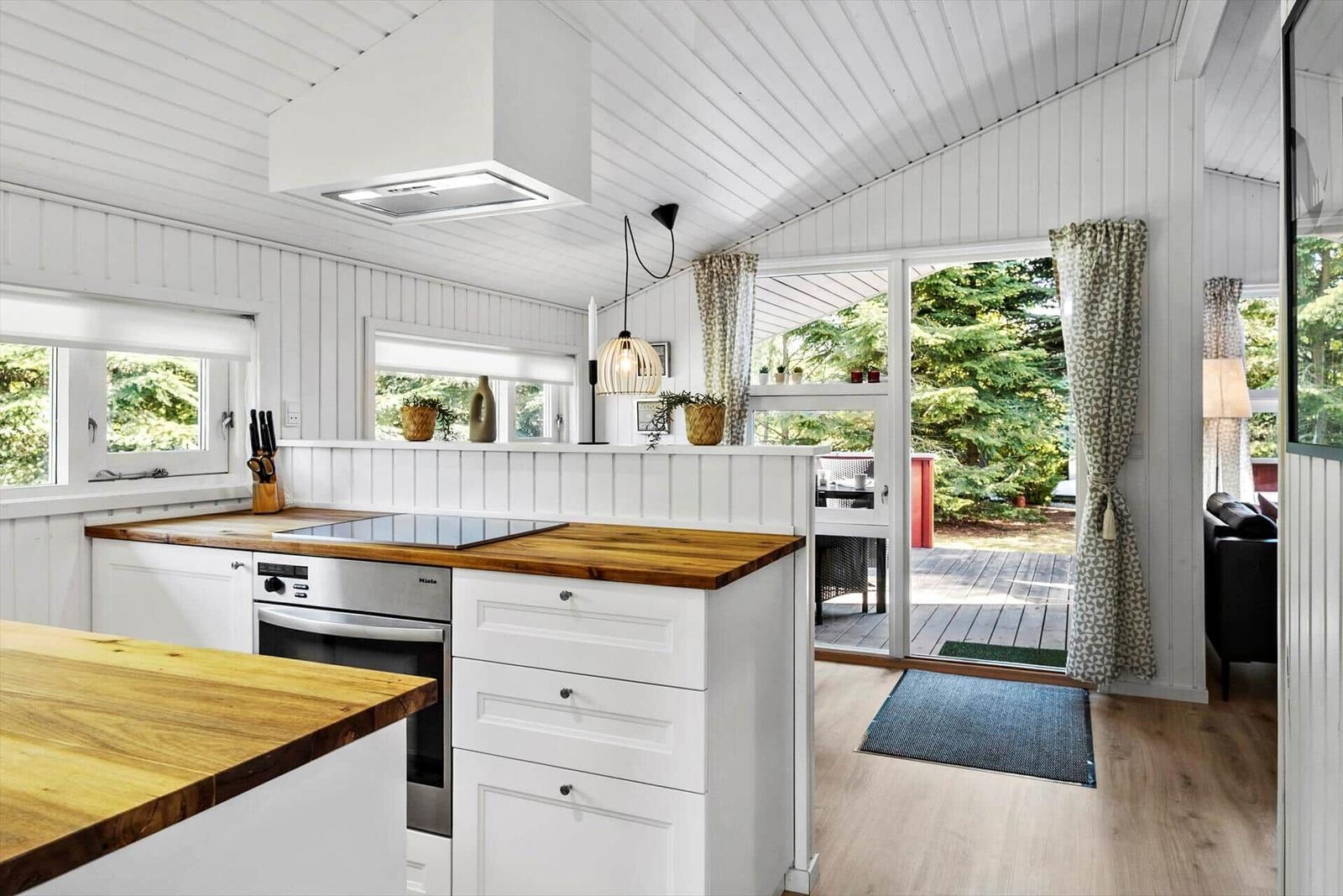 Küche mit Holzoberfläche und Blick auf Terrasse