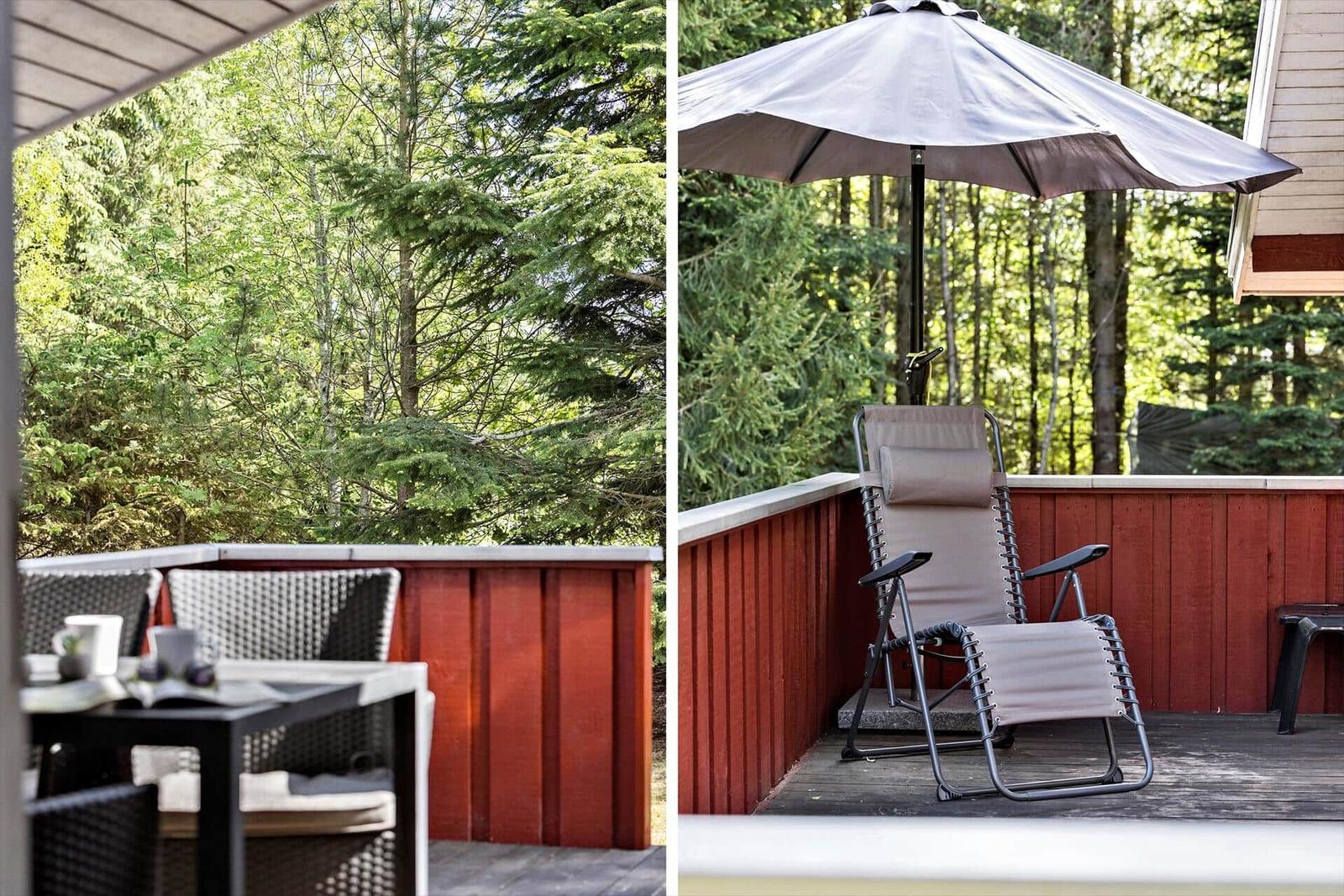 Terrasse mit Sitzgelegenheit und Sonnenschutz im Wald