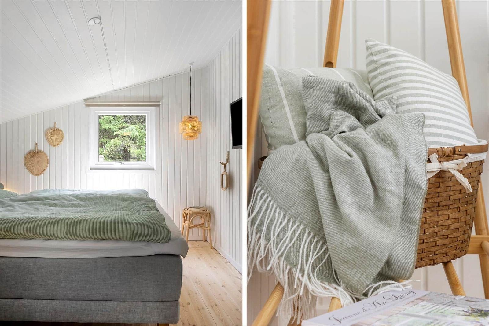 Schlafzimmer mit Bett, Fenster und Lampe. Korb mit Decke und Kissen.