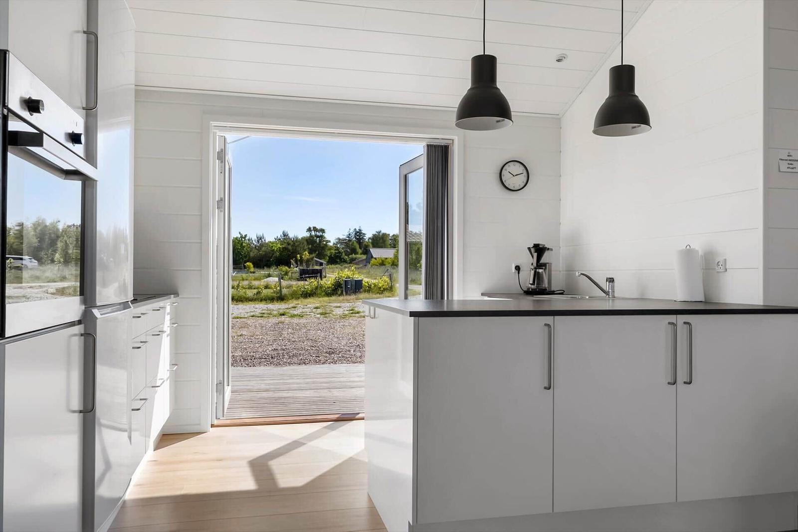 Moderne Küche mit Blick auf Außenbereich