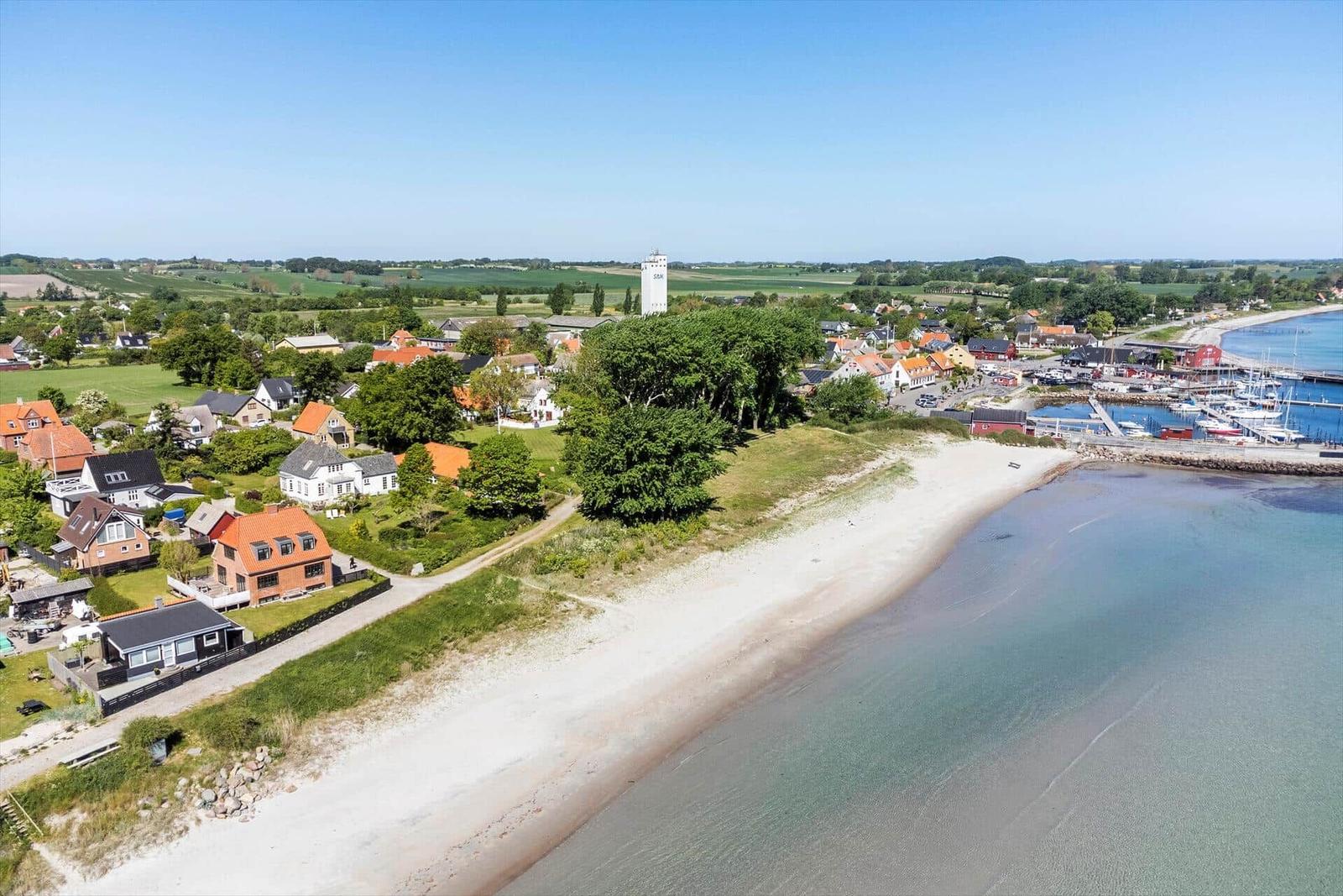 Strandnahe Ferienwohnung mit Blick auf Hafen und Küstenlandschaft.