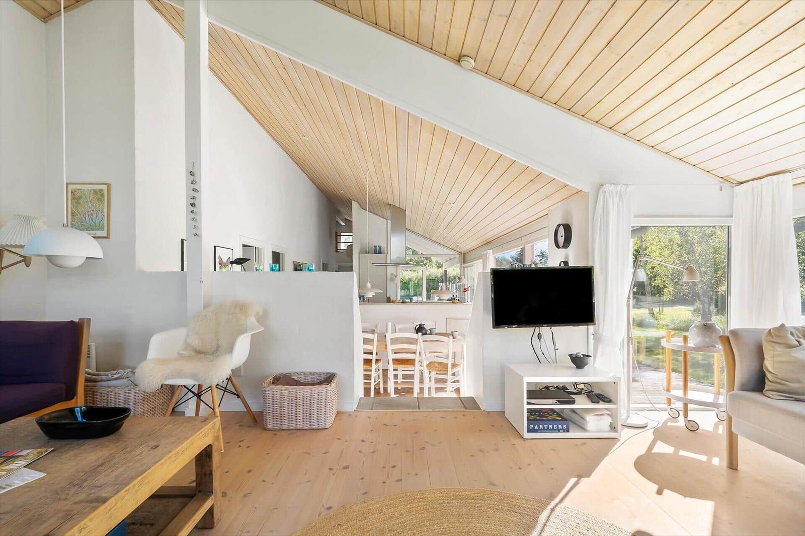 Wohnbereich mit Essbereich, TV und Blick auf Garten