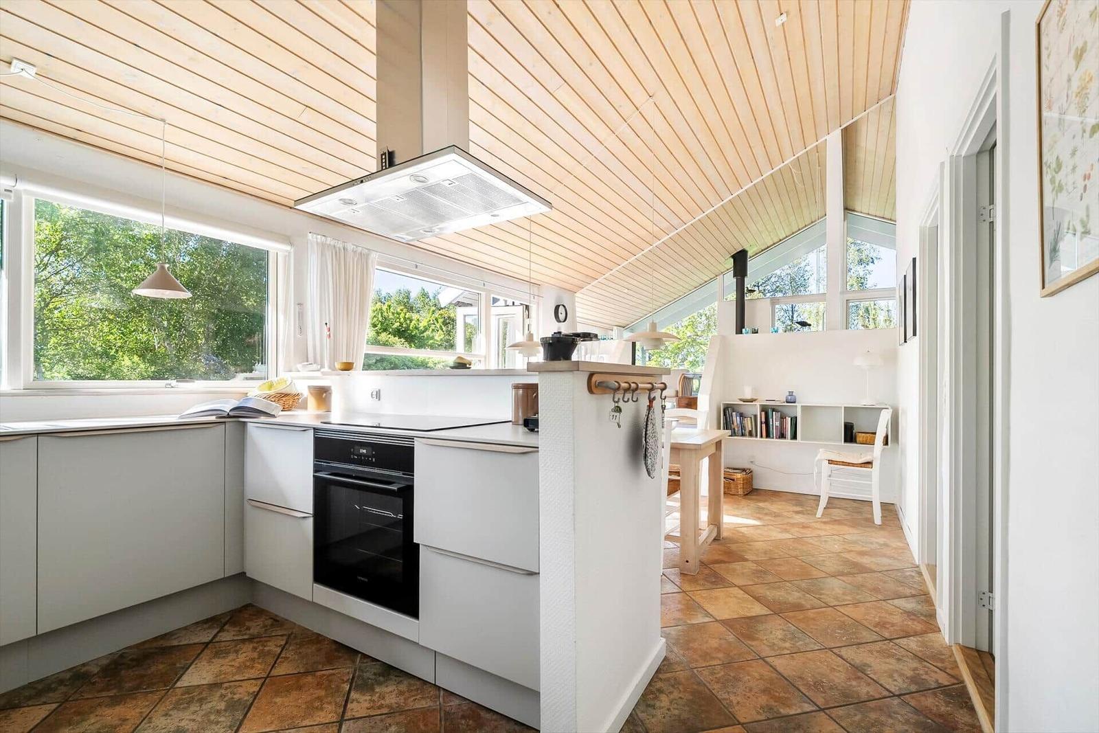 Küche mit Essbereich und großem Fensterblick