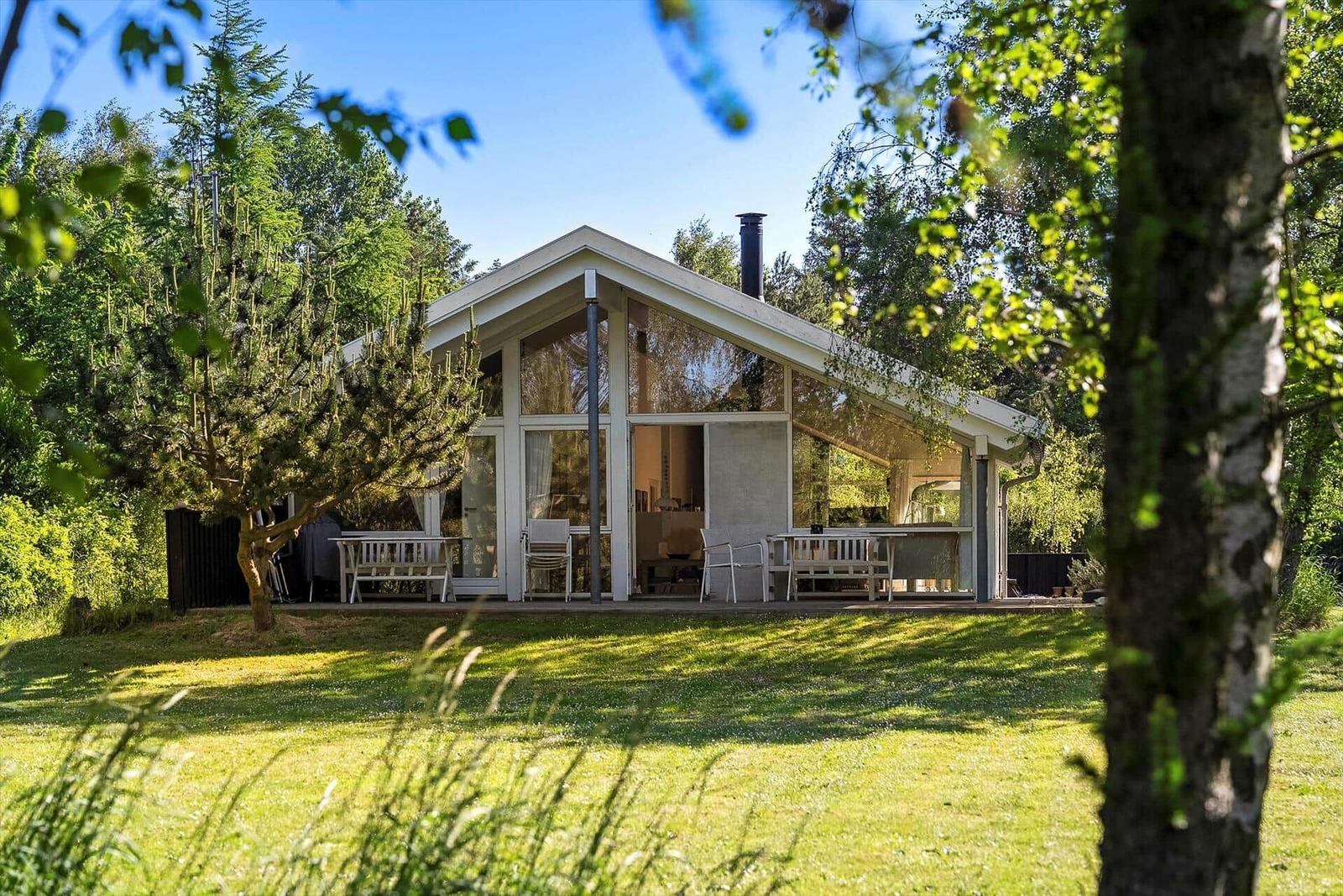 Moderne Villa mit großem Glasbereich und Terrasse im grünen Garten