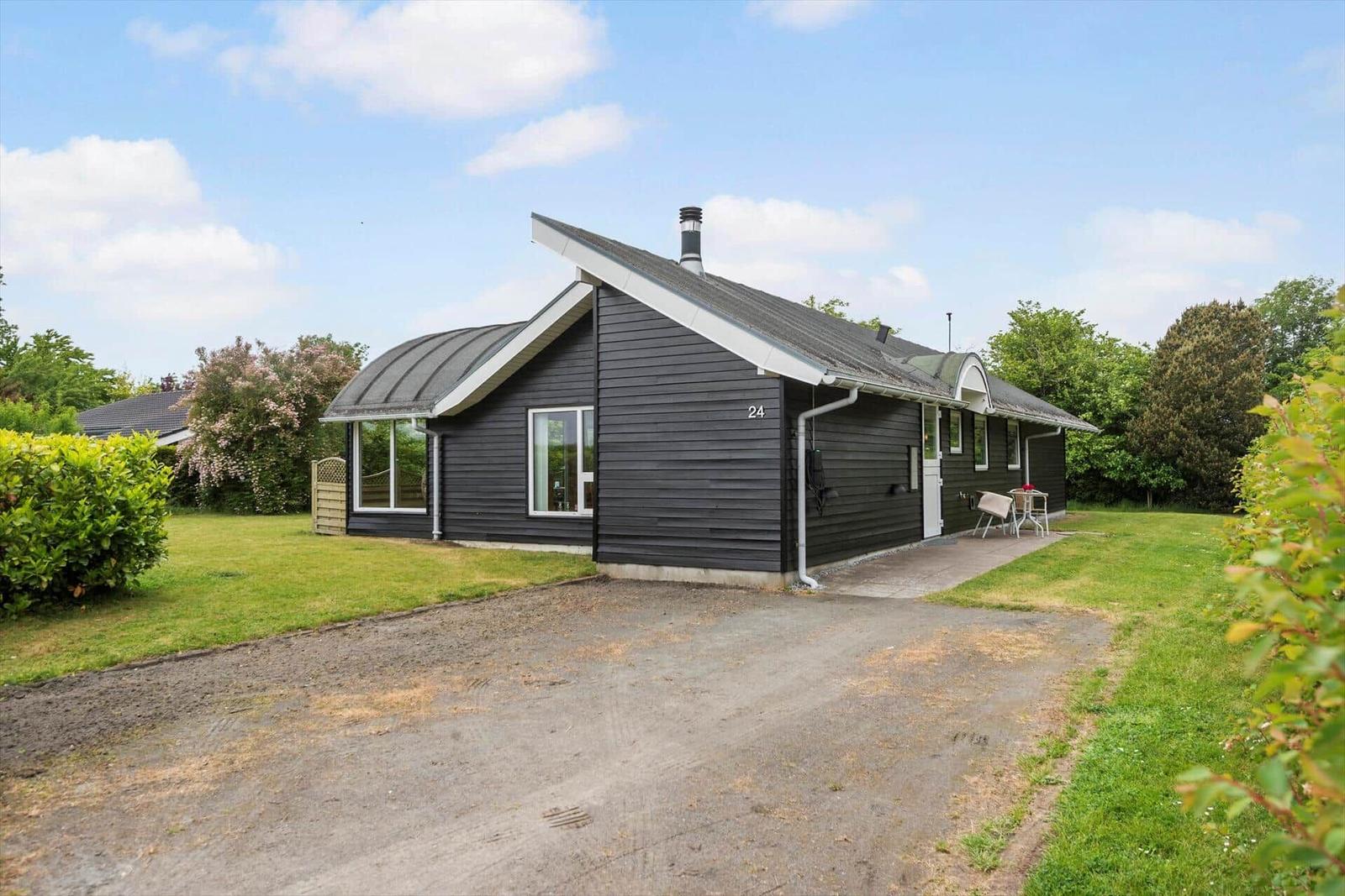 Moderne Holzhütte mit Garten und Terrasse. Hausnummer 24.