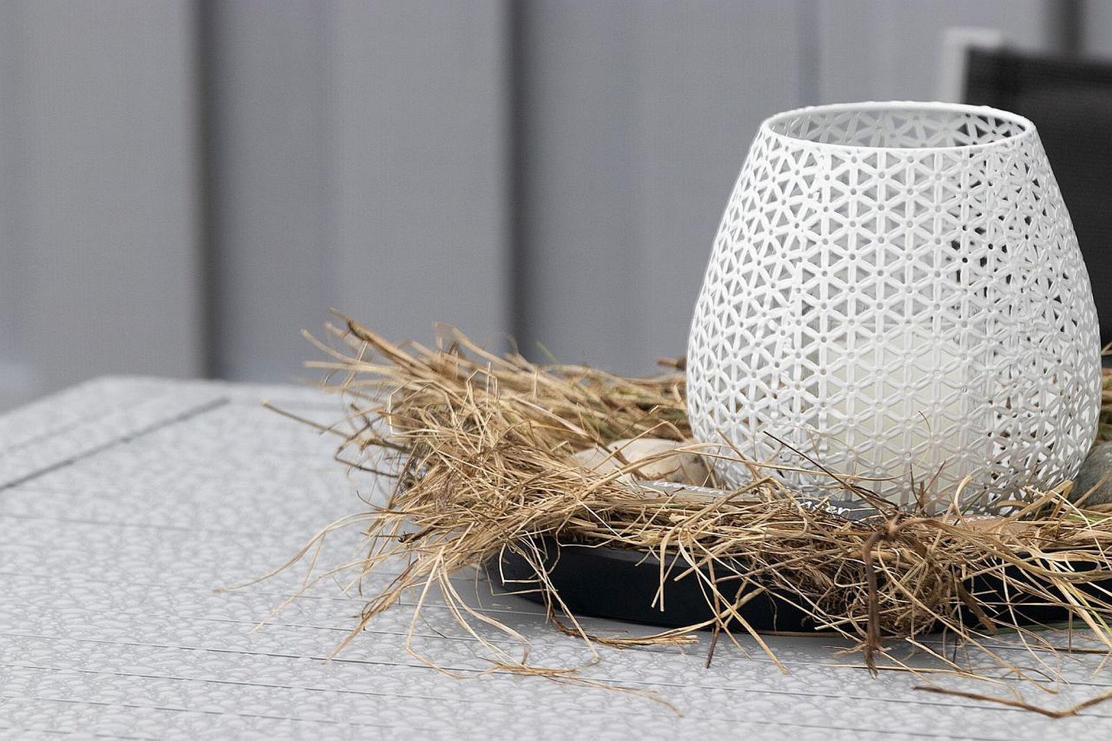 Wer will sitzt geschützt auf der Terrasse