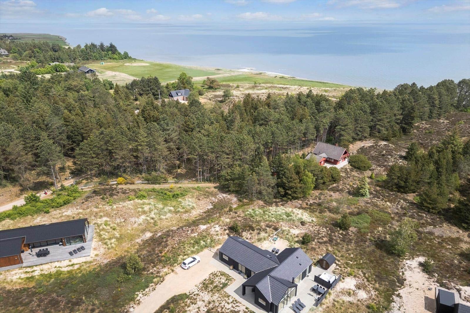 Modernes Ferienhaus mit Pool und Aussicht auf Meer und Wald