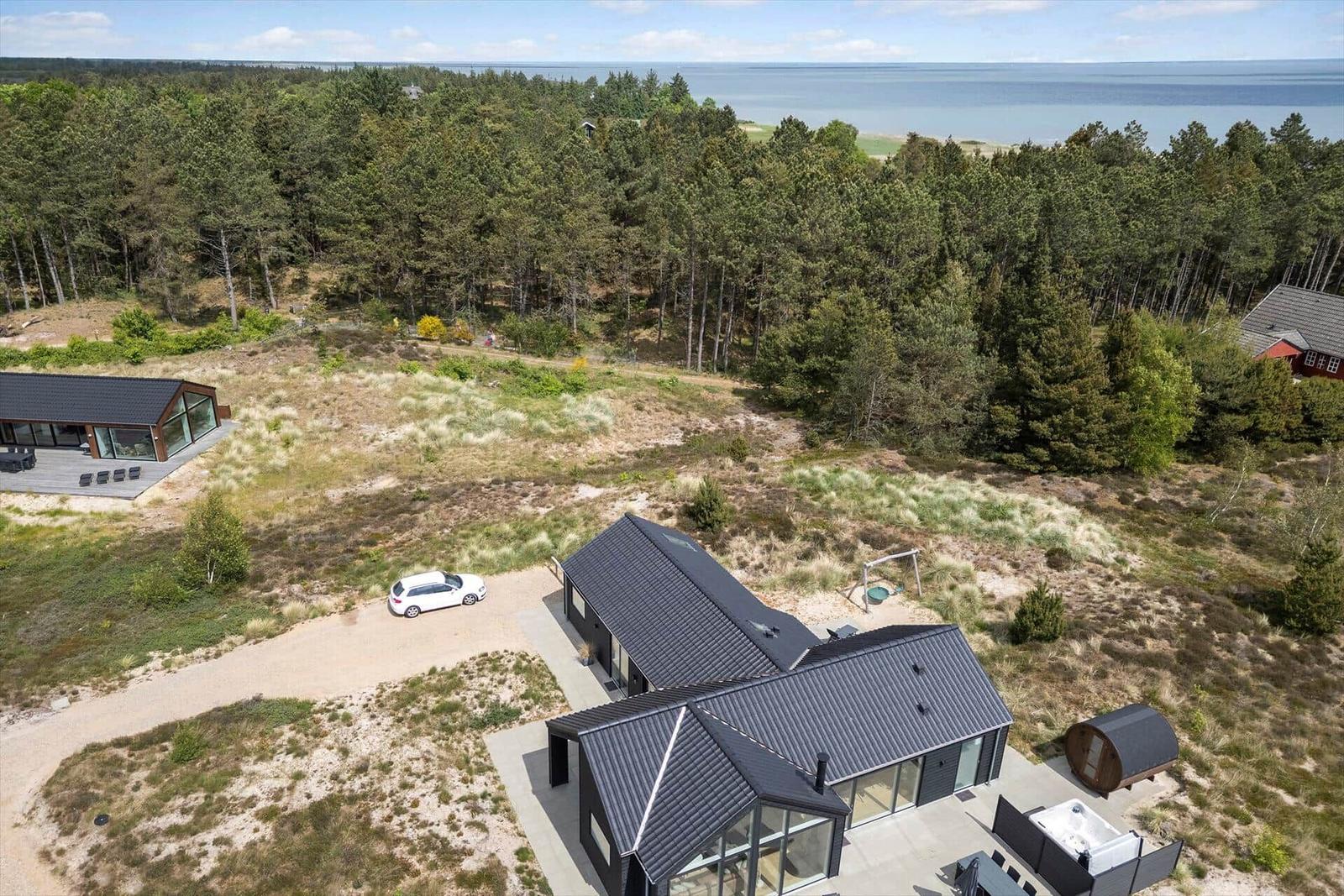 Modernes Haus mit Pool und Sauna in Waldnähe am Meer.
