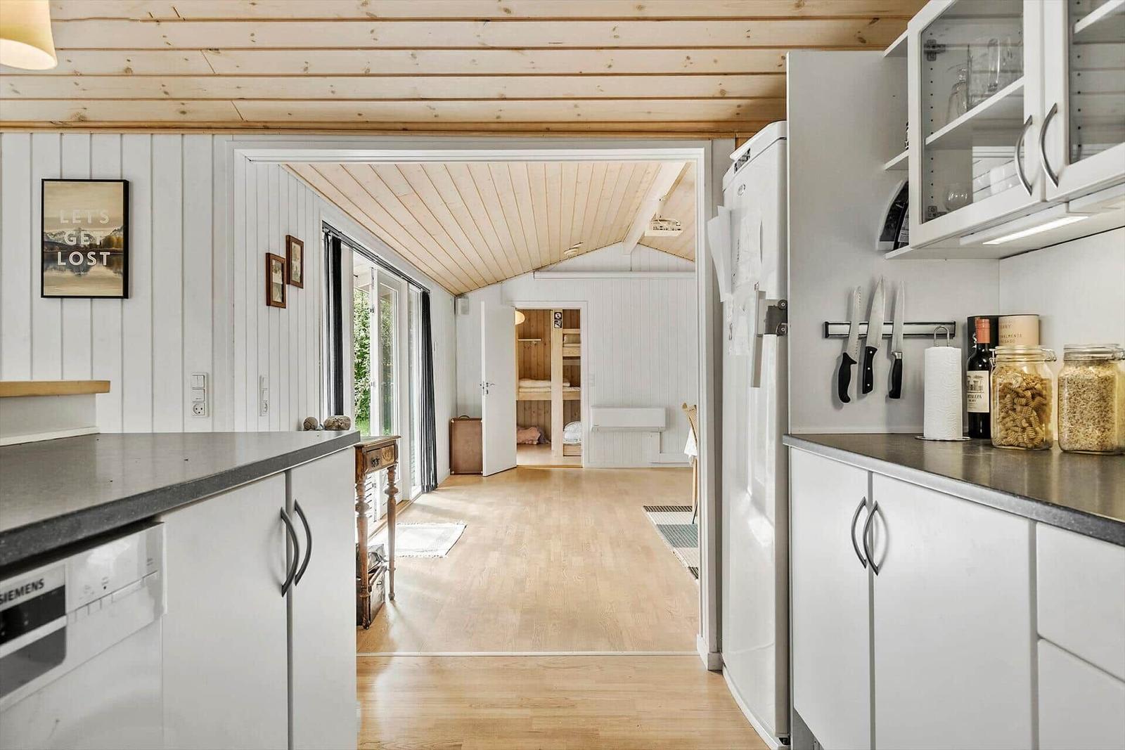 Küche mit Blick in Wohnbereich und Schlafzimmer