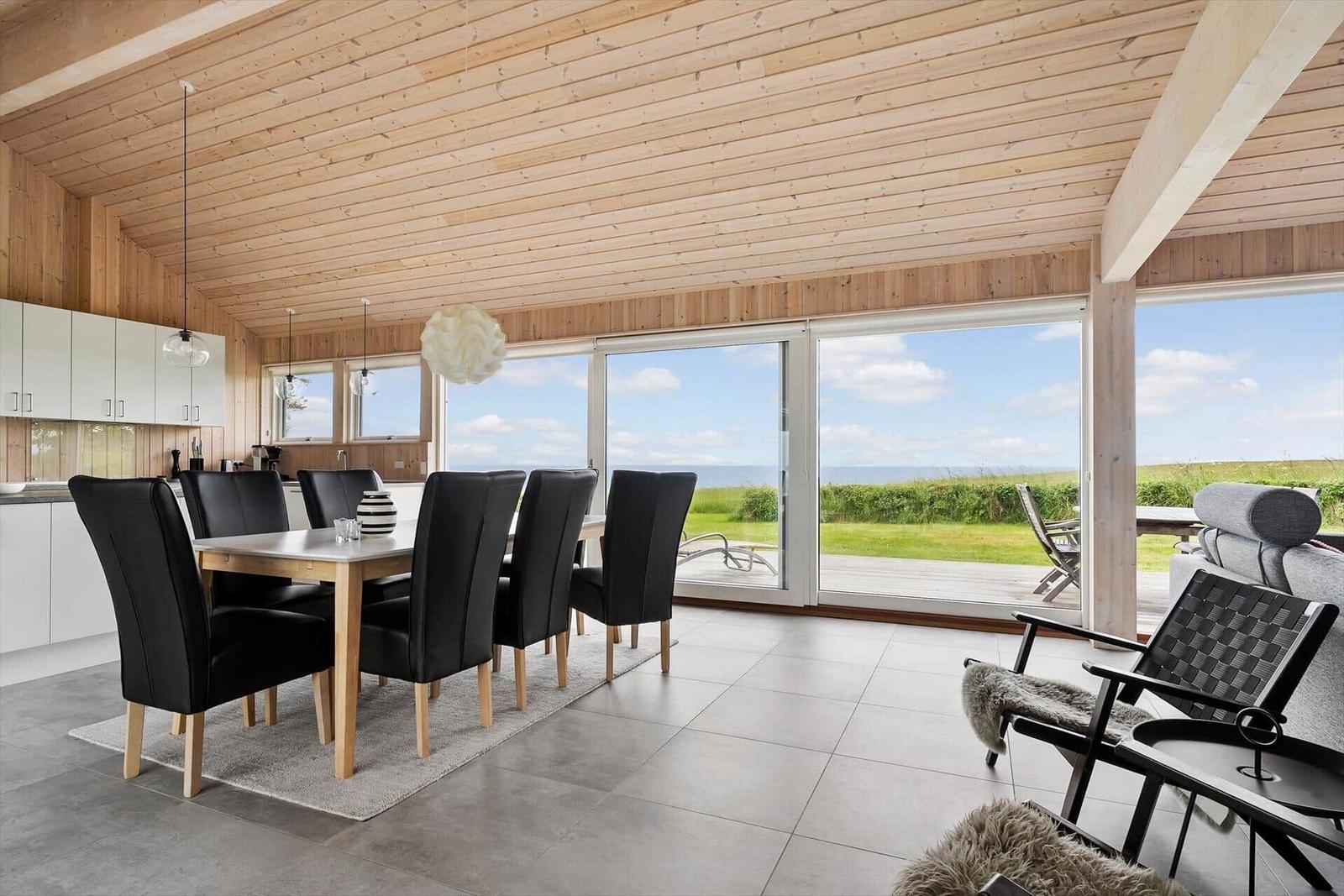 Essbereich mit Blick auf die Küste und Terrasse