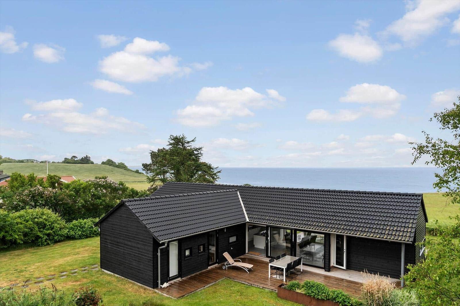 Moderne Villa mit Terrasse und Meerblick.