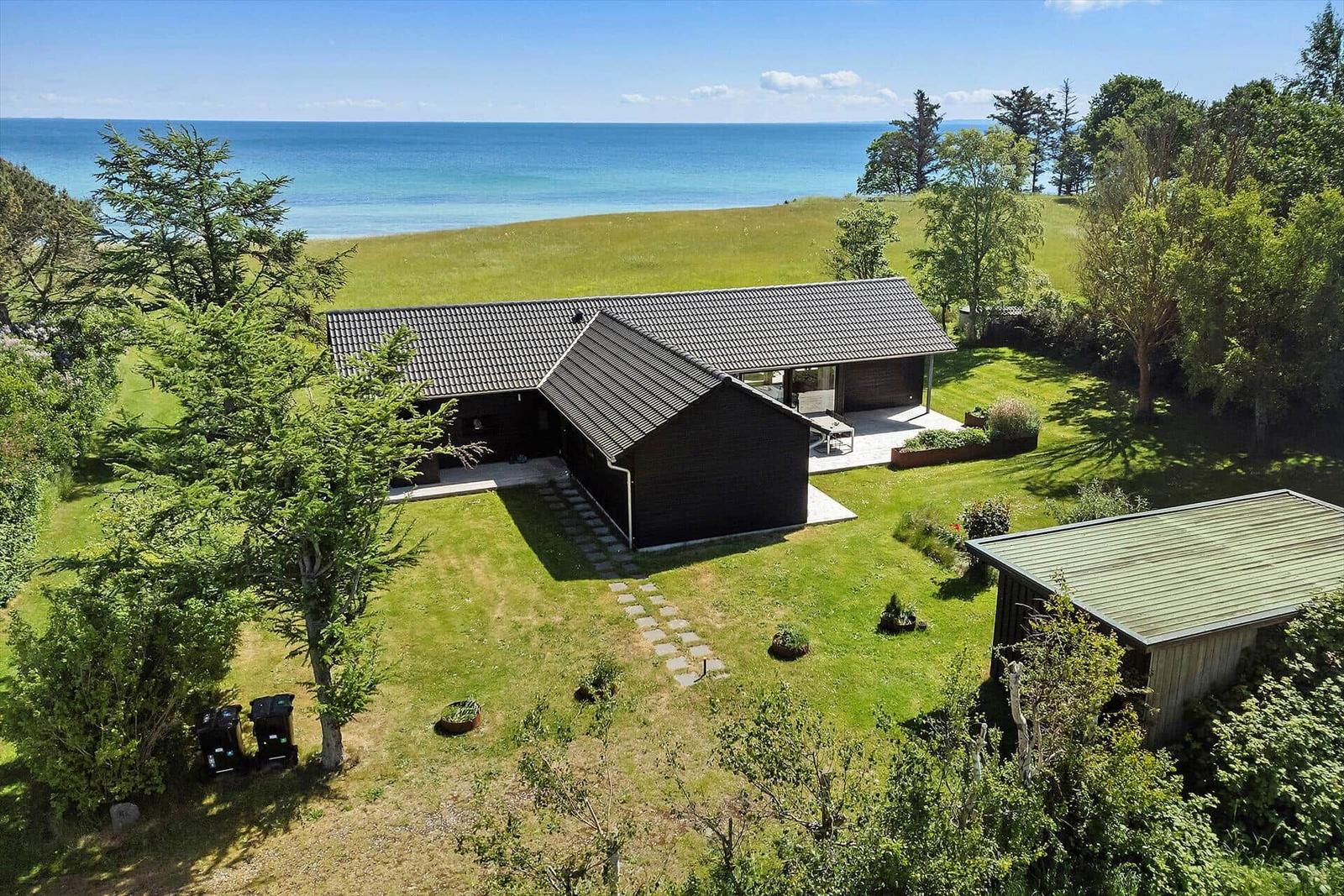Modernes Haus mit Garten und Meerblick