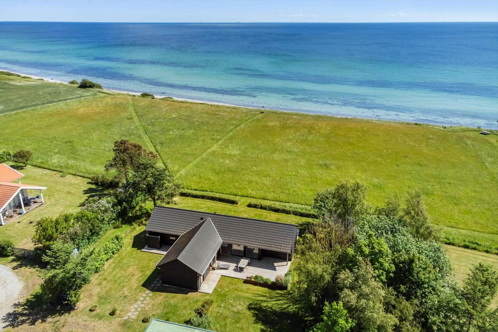 Haus mit Terrasse und Blick auf das Meer