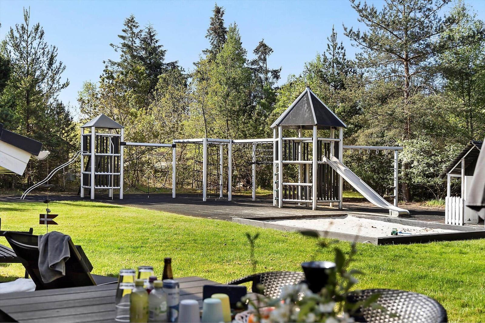 Großer Spielplatz mit Rutsche und Sandkasten im Garten