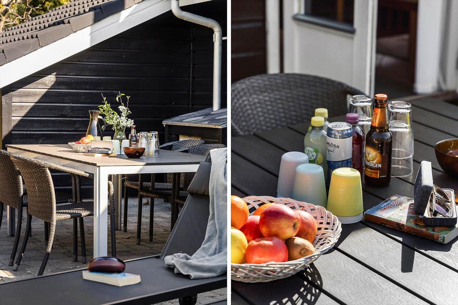 Terrasse mit Tisch, Stühlen und Obst. Getränke und Sonnenschutz bereit.