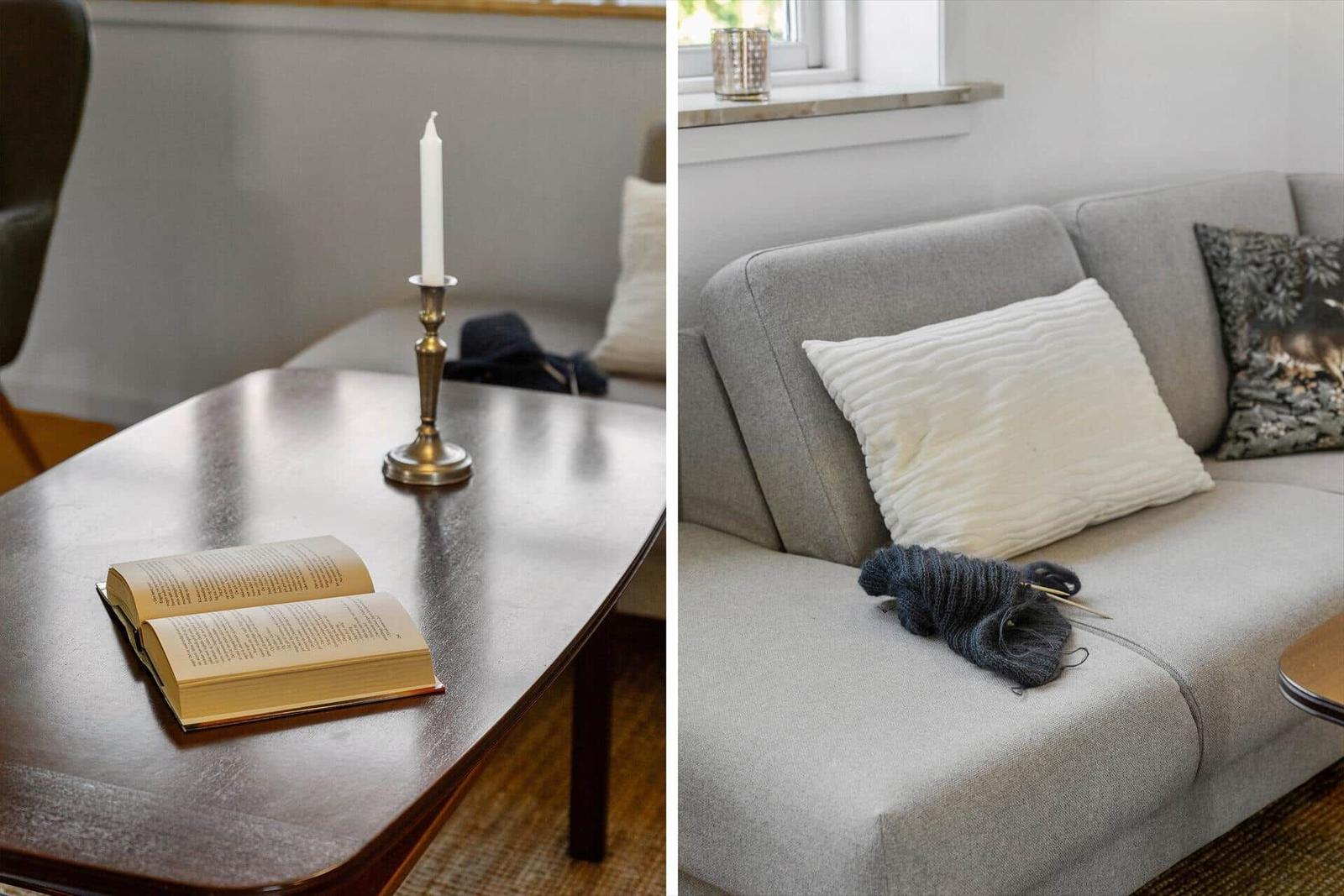 Tisch mit Buch und Kerze, Sofa mit Kissen und Strickzeug