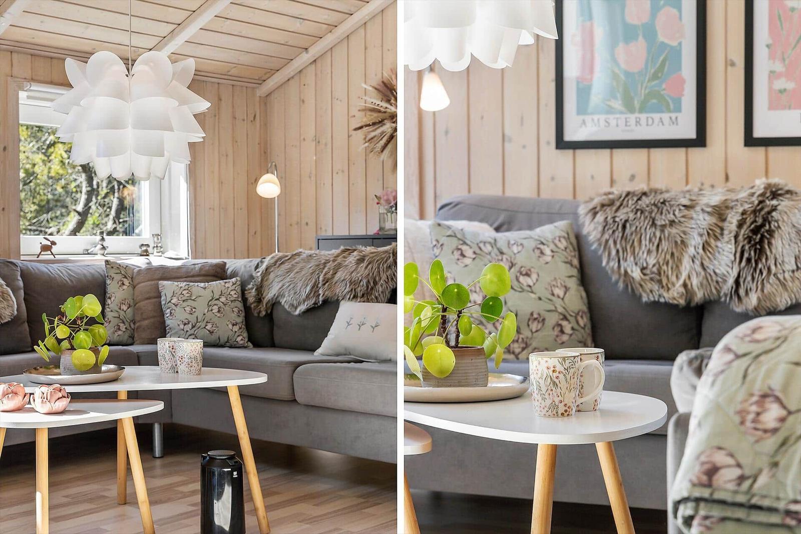 Wohnzimmer mit Sofa, Tisch und Pflanze. Holzwand und Decke.