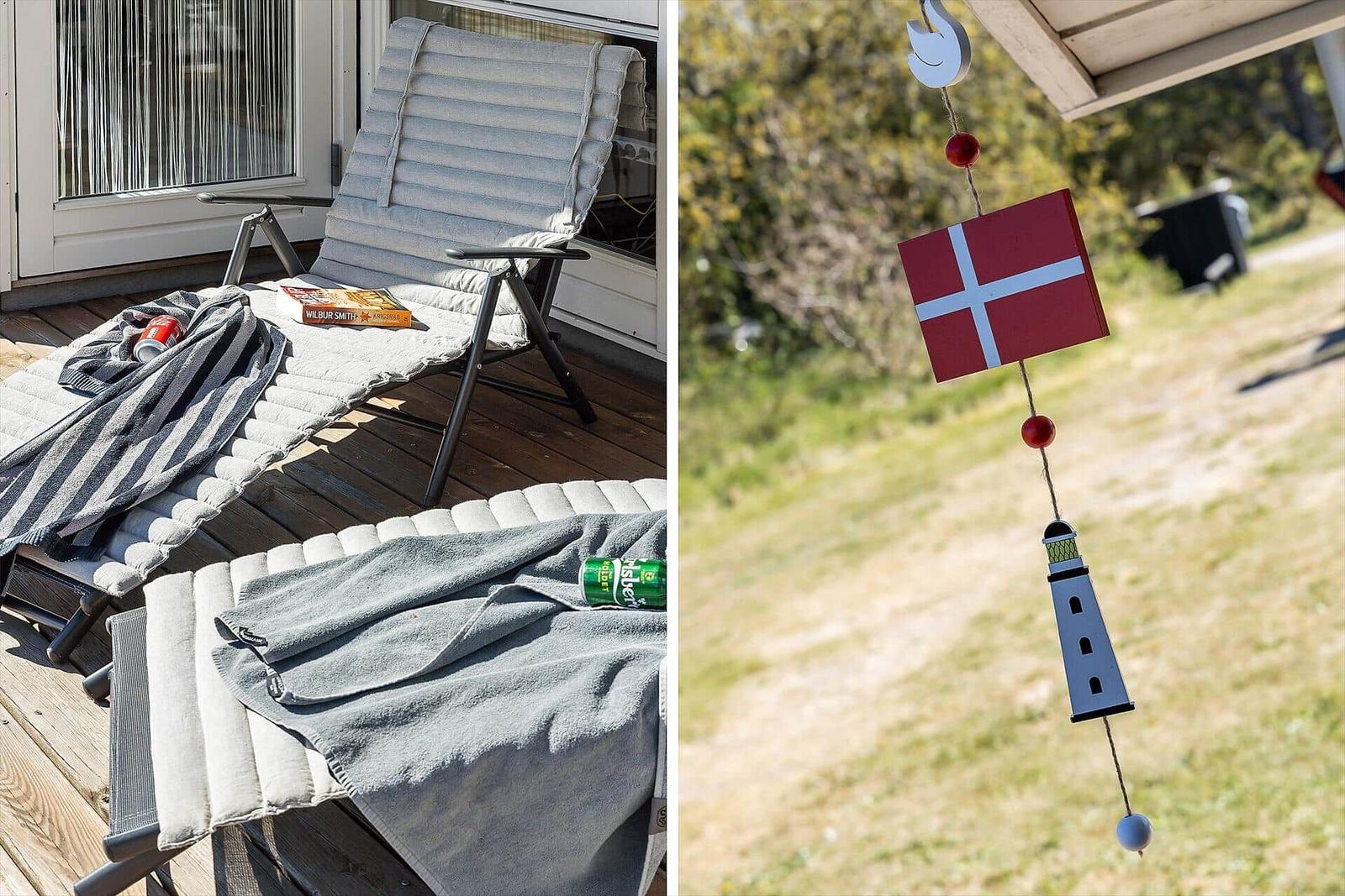 Terrasse mit Liegestühlen und dänischer Flagge als Windspiel.