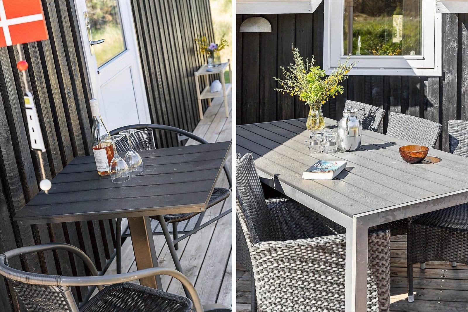 Terrasse mit Tisch und Stühlen, daneben Fenster und dänische Flagge.