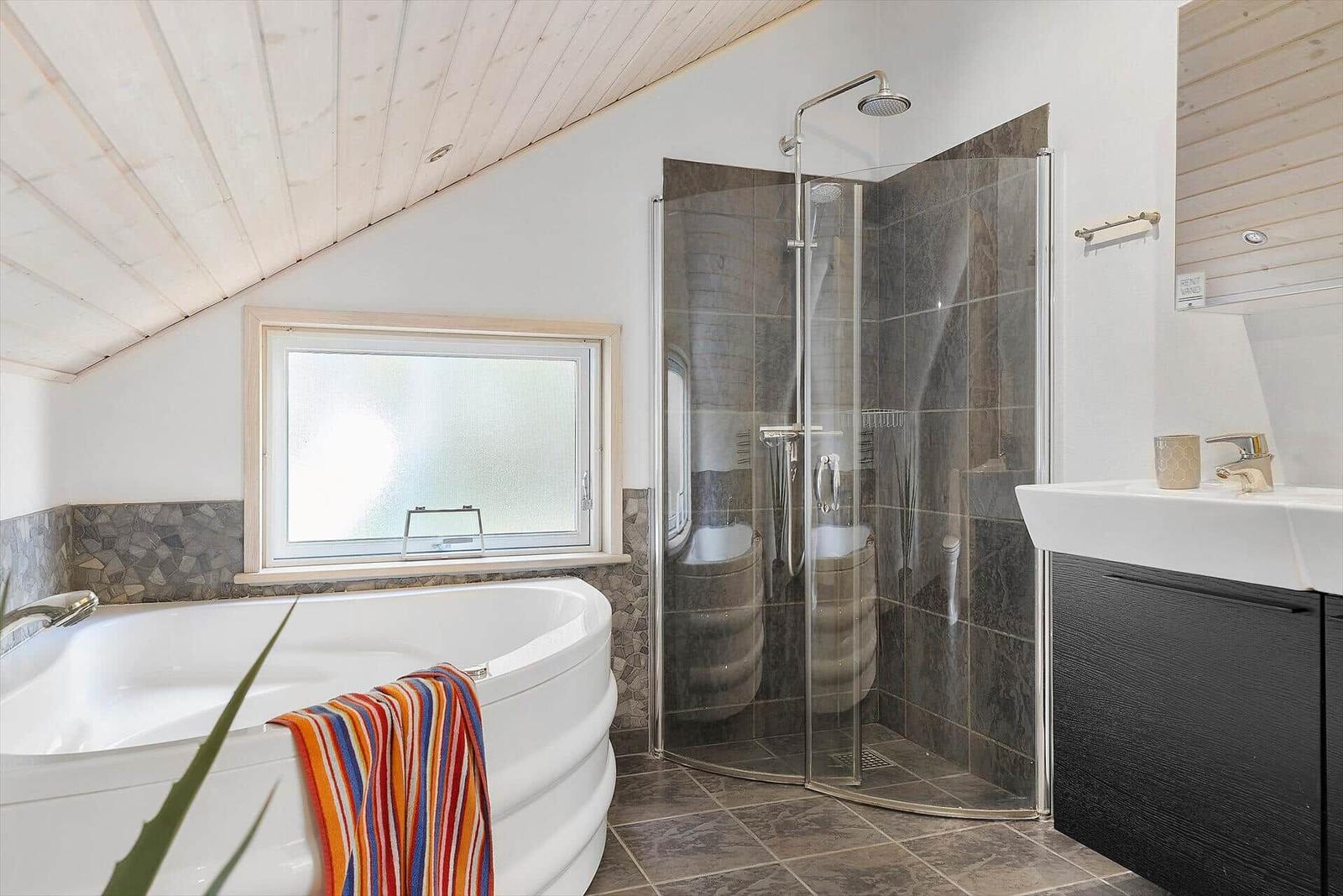 Badezimmer mit Dusche, Badewanne und Waschbecken.