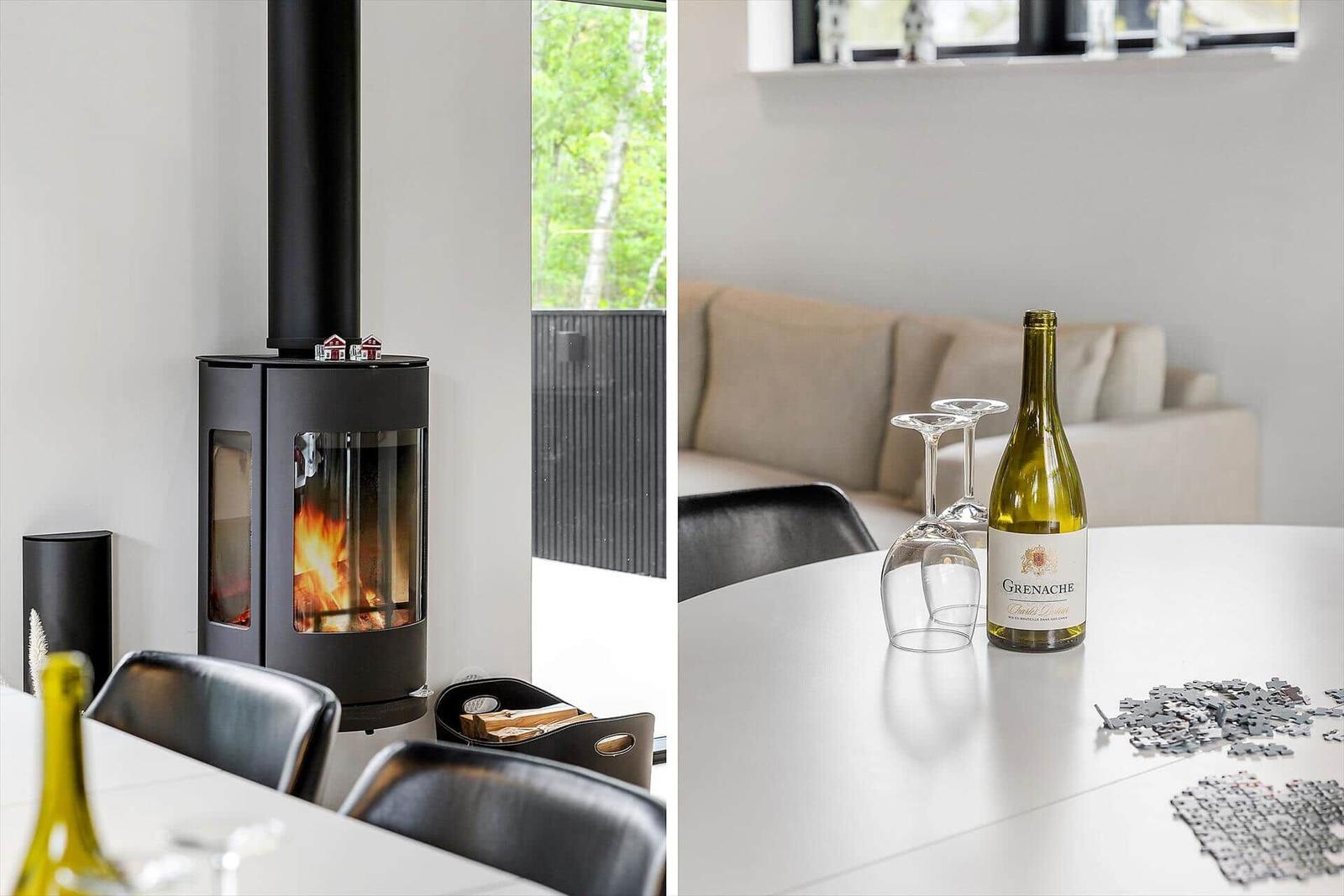 Kaminofen mit Flammen, Tisch mit Wein und Puzzle