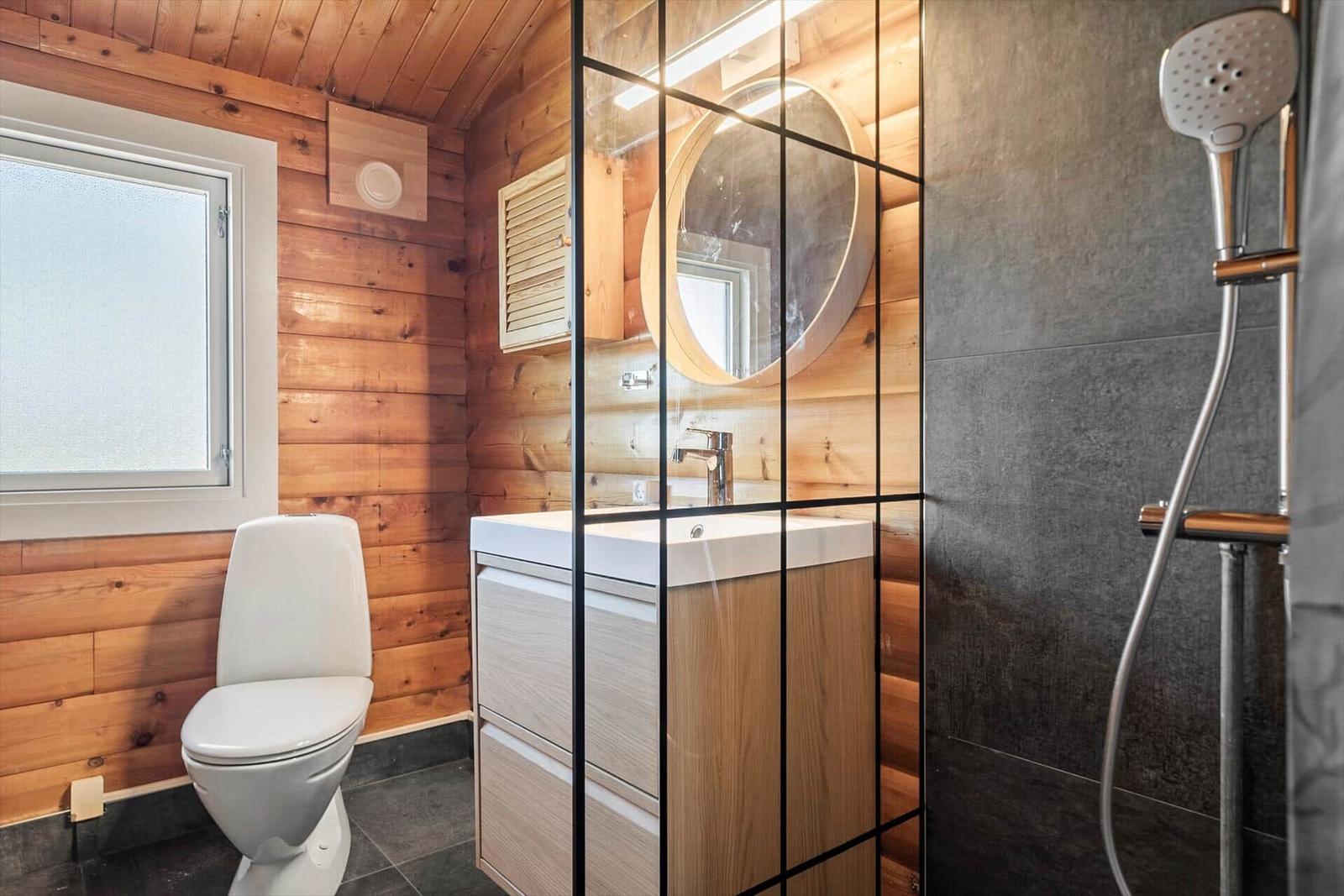 Badezimmer mit Toilette, Waschbecken und Dusche
