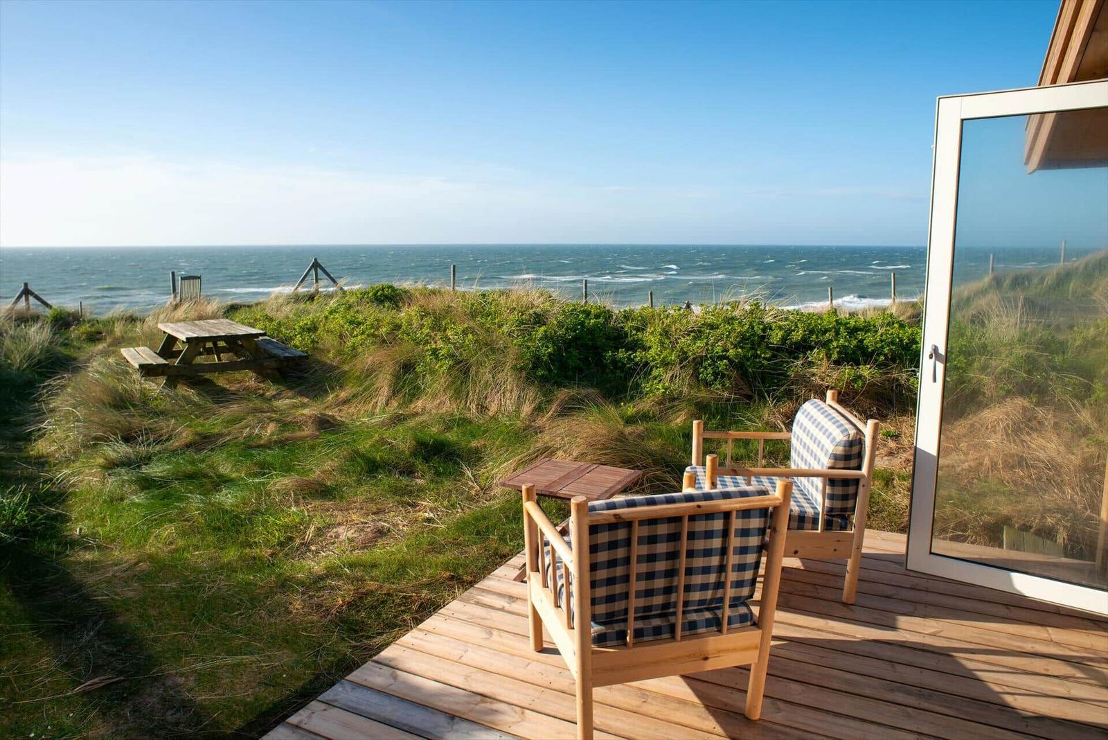 Terrasse mit Sitzgelegenheit und Blick auf das Meer