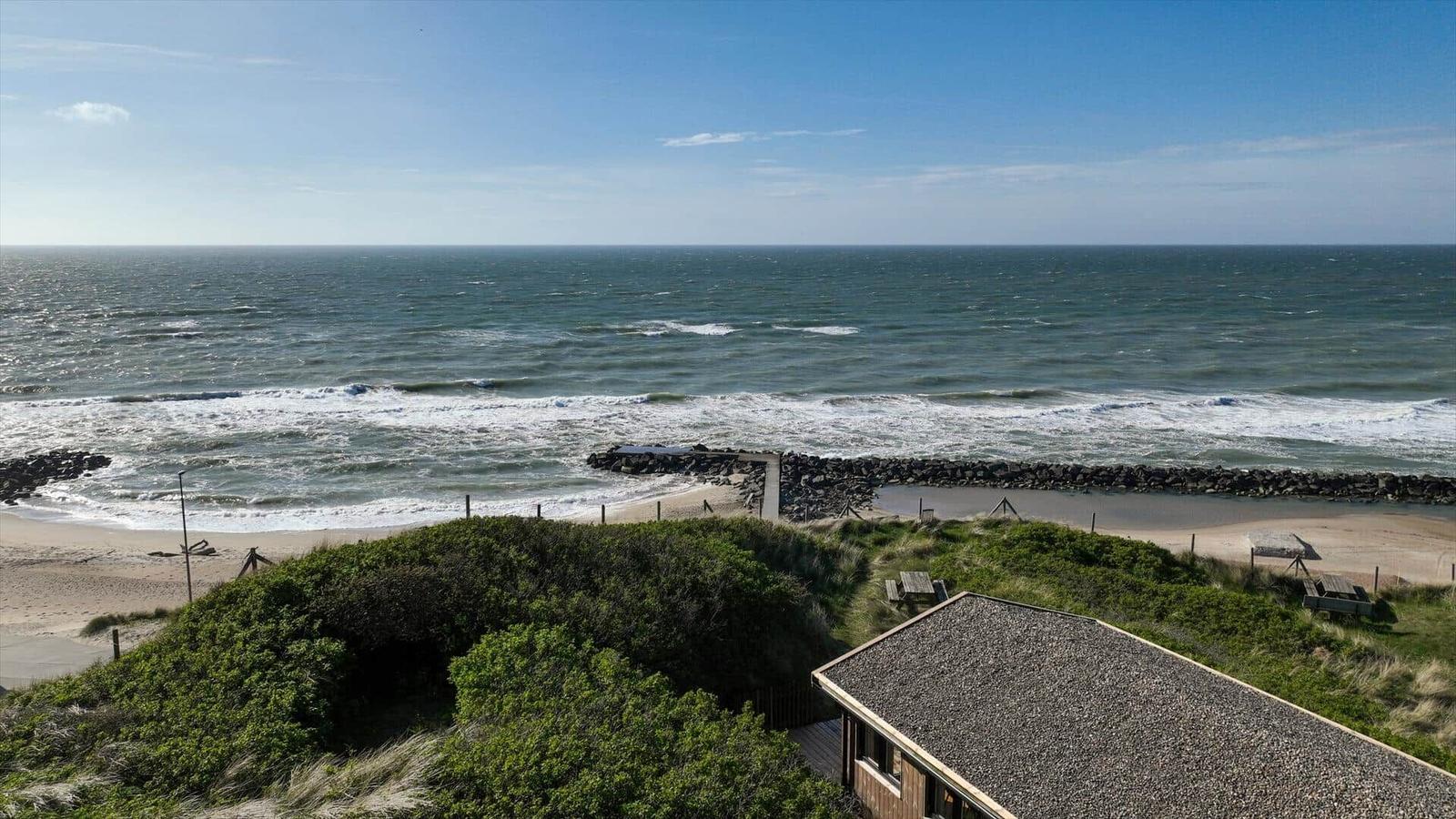 Haus mit Blick auf das Meer und Strand