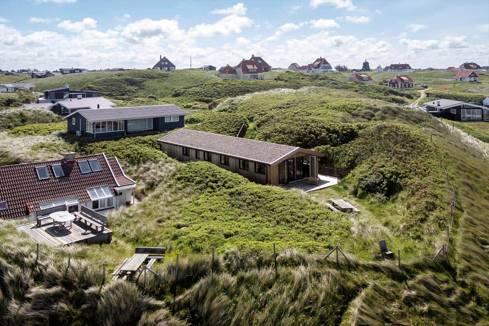 Modernes Haus mit Terrasse in grüner Landschaft