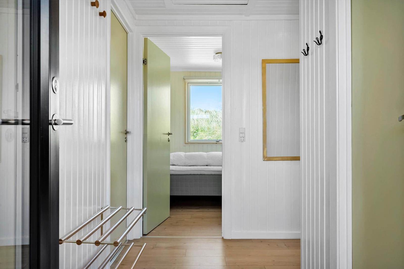Hallen mit Blick aufs Fenster und Bett im Hintergrund.