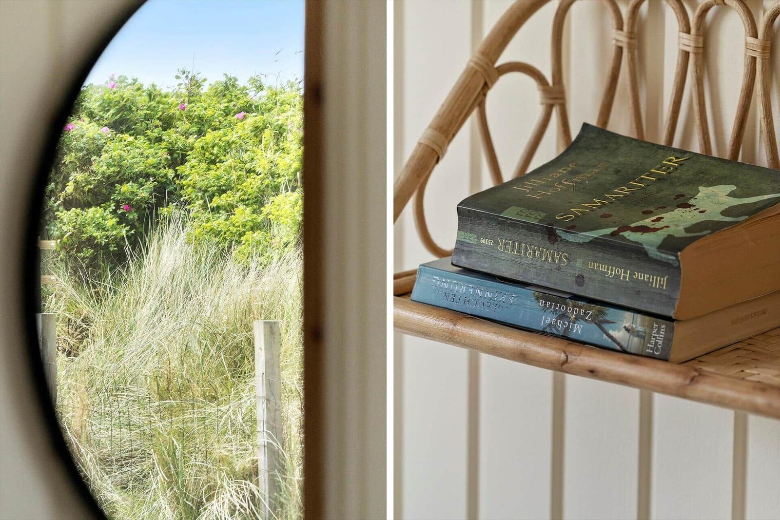 Durch runde Fensterblick auf Grünflächen. Bücher auf Bambusstuhl.