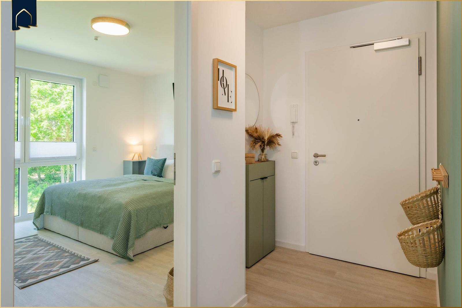 Schlafzimmer mit Bett und Fenster. Flur mit Tür und Körben.