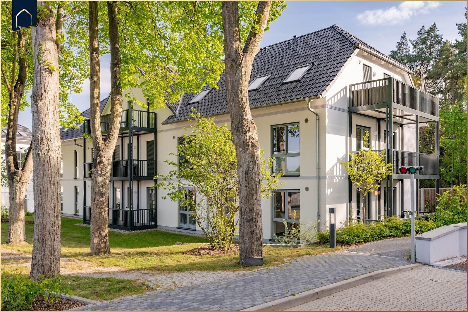 Moderne Wohnanlage mit Balkonen und grüner Umgebung