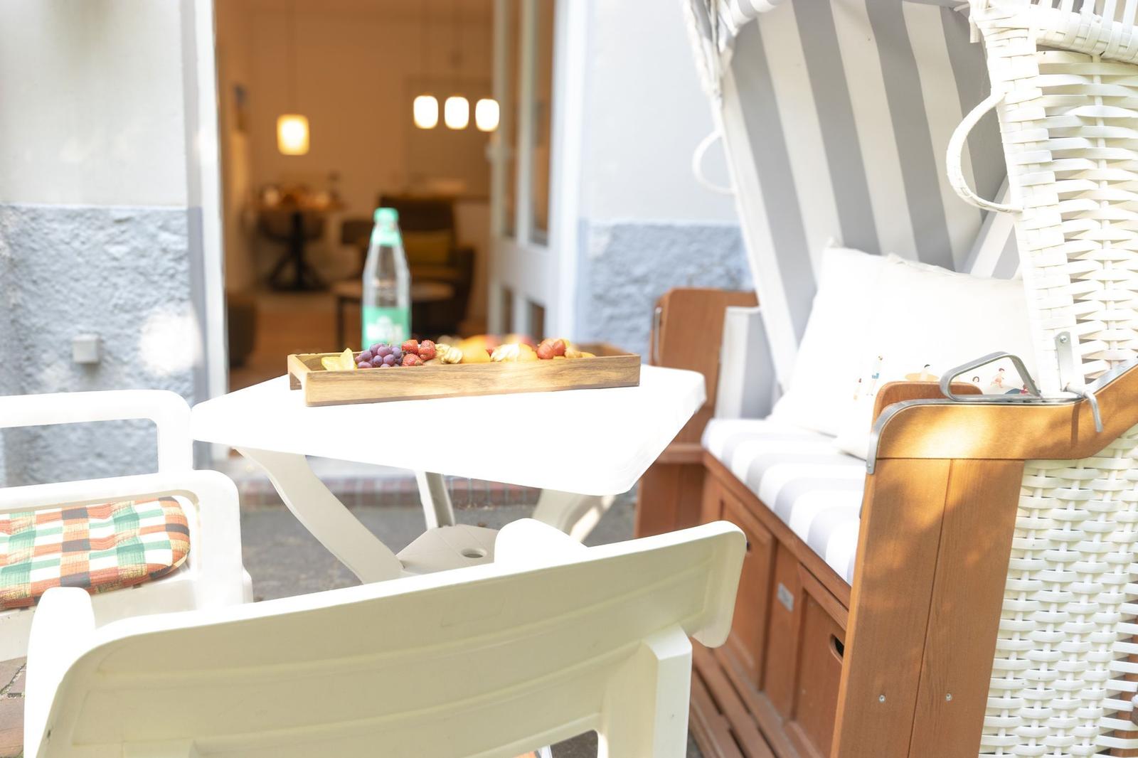 Westterrasse mit Strandkorb