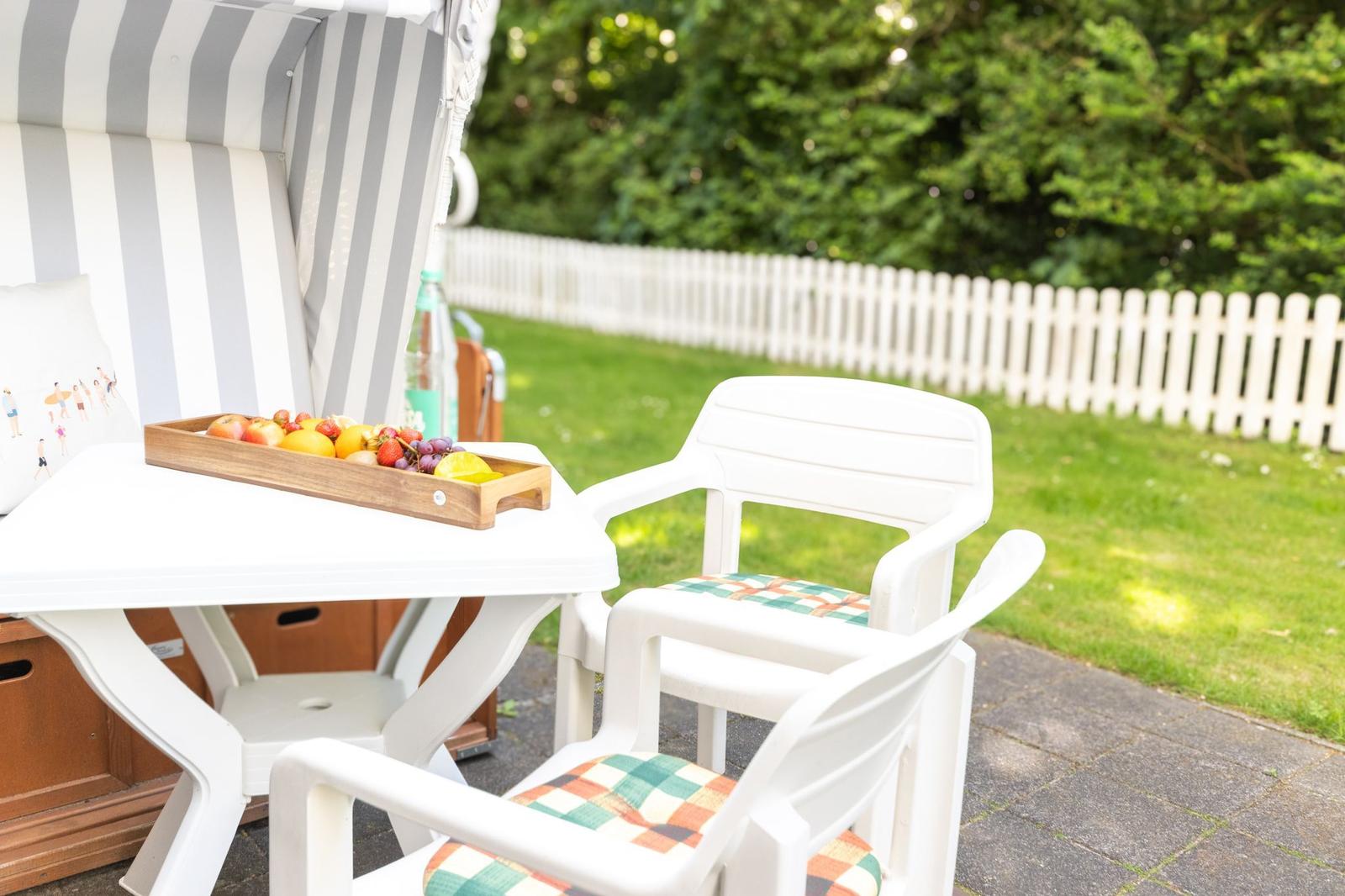 Westterrasse mit Blick in den Rosengarten