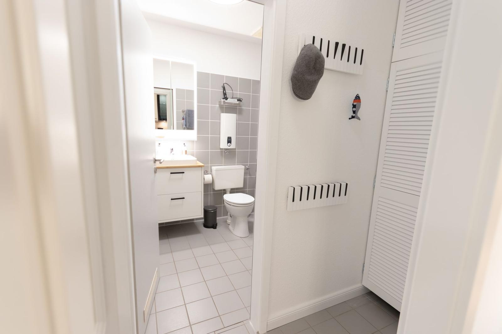 kleine Diele mit Garderobe und Flurschrank