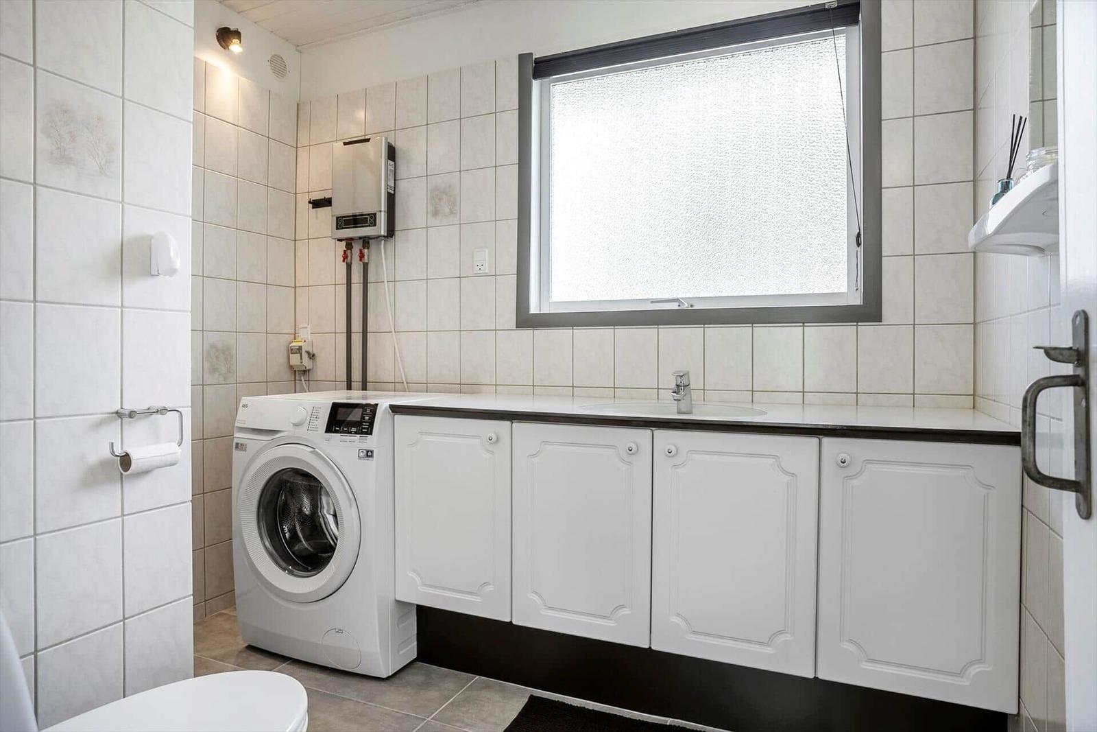 Bad mit Waschmaschine, Waschtisch und Dusche