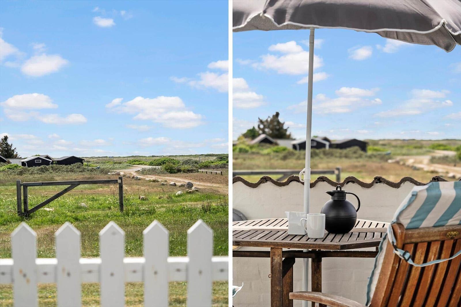 Terrasse mit Tisch, Stuhl und Sonnenschirm. Blick auf Grasland und Himmel.