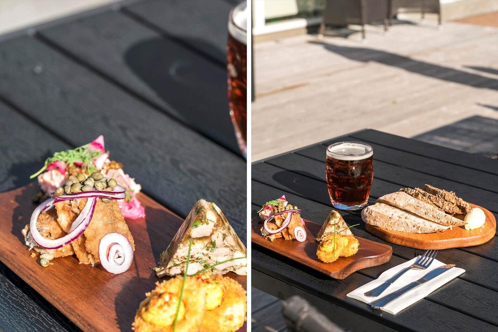 Tisch mit Speisen und Getränk auf Terrasse