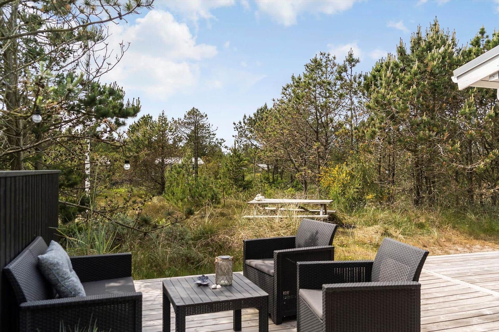 Terrasse mit Sitzgruppe und Blick in den Wald