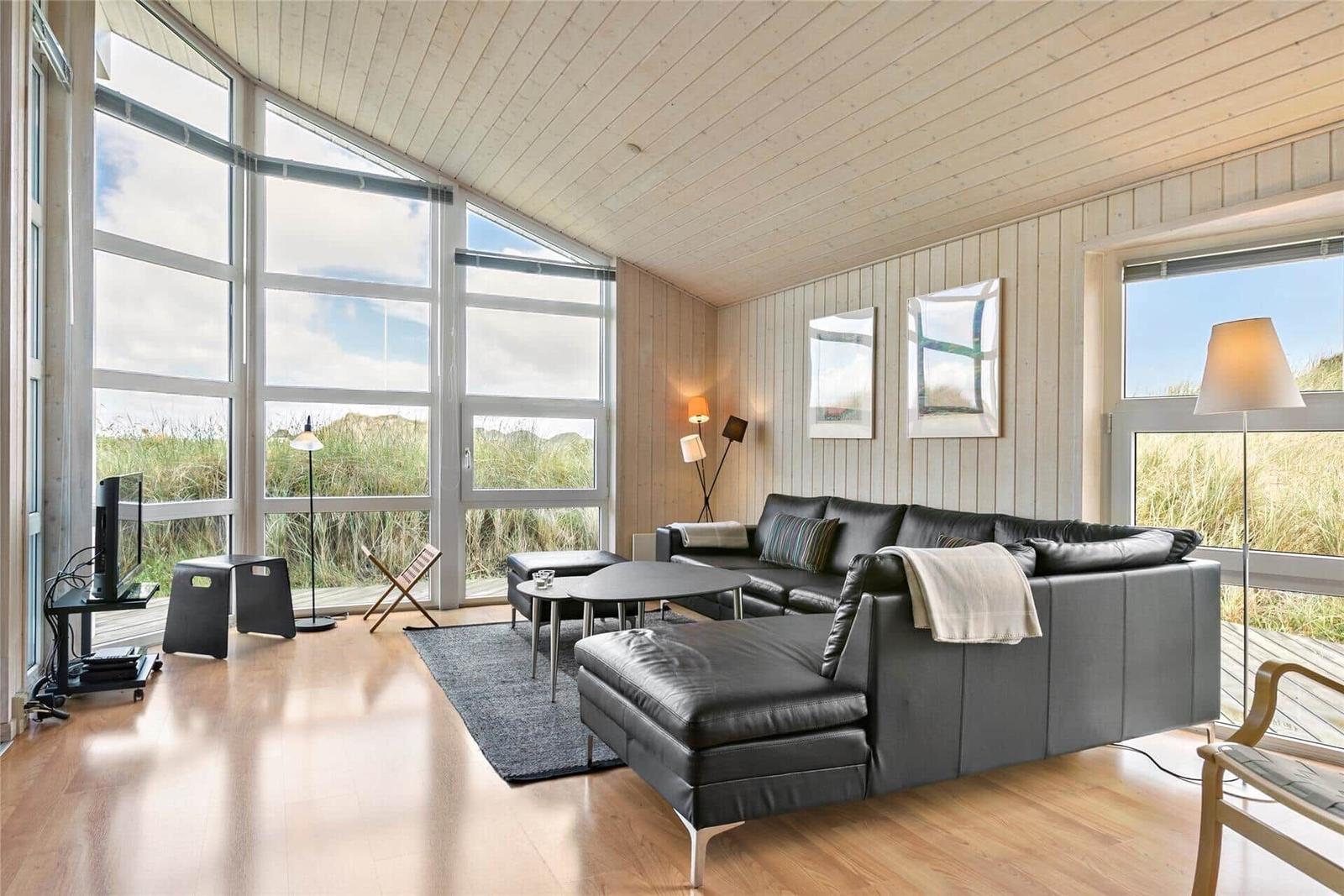 Wohnzimmer mit großem Fenster, Sofa und Holzboden.