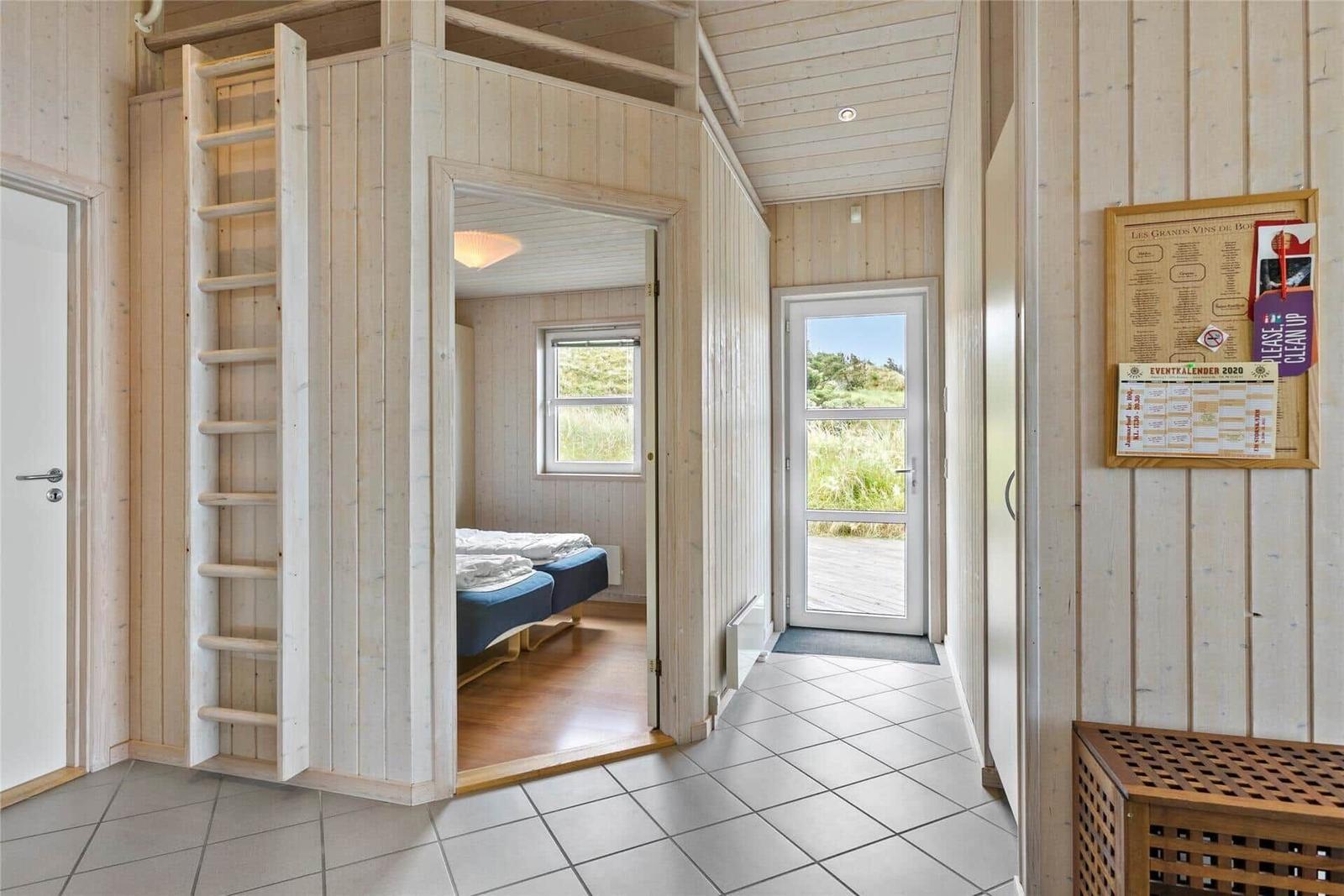 Haus mit Schlafzimmer, Treppe und Fenster zur Aussicht.