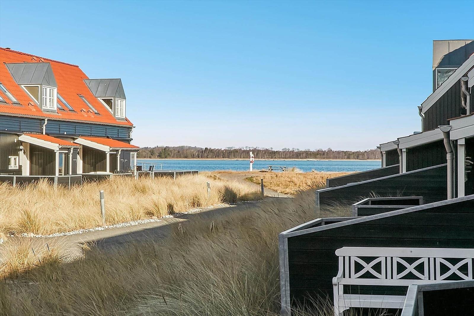 Wohnhaus mit rotem Dach und Blick auf Wasser