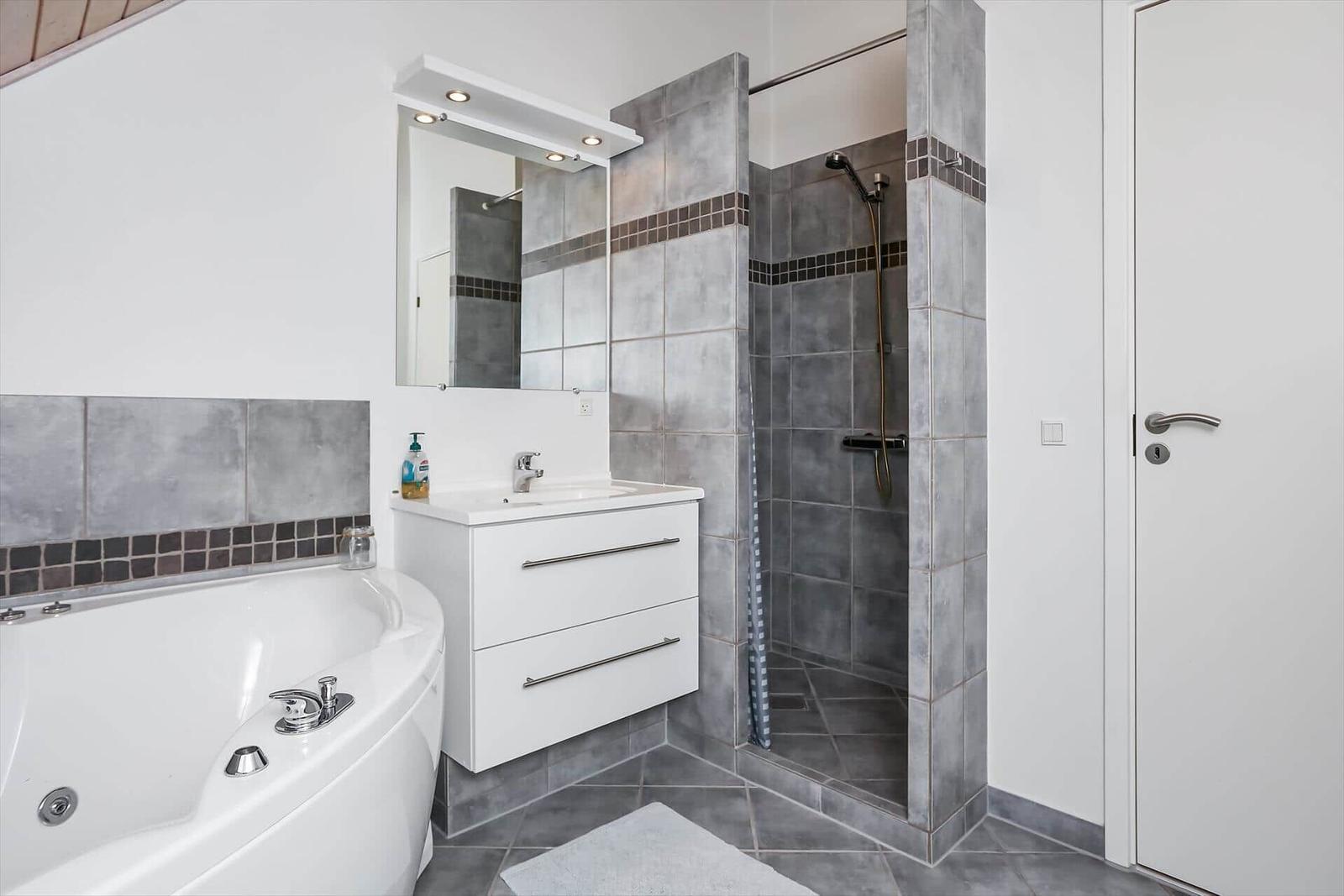 Bad mit Badewanne, Dusche und Waschbecken